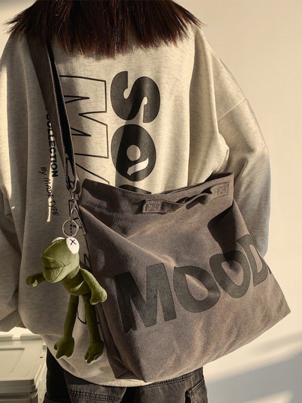 Bolso de hombro vintage con detalle de colgante-1