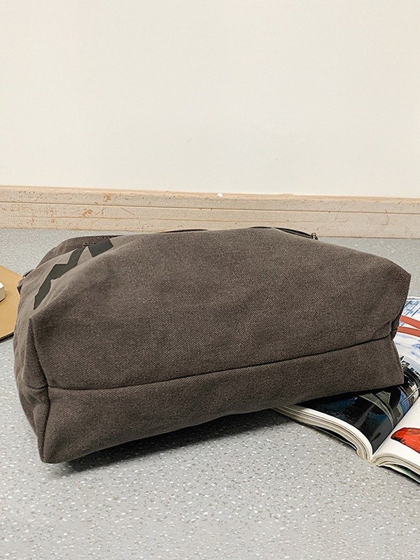 Bolso de hombro vintage con detalle de colgante-4